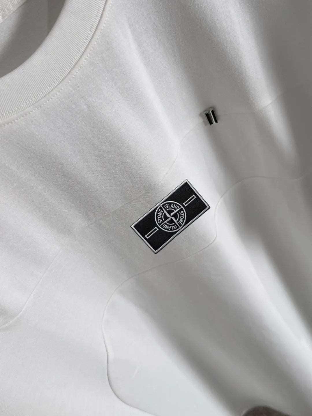 Next day shipment P300 High version Stone lsland/Stone Island 25ss spring and summer new high-end T-shirt Made with machines imported from Italy. Truly the most luxurious and high-quality style that you can wear with your eyes closed. Heavy combed fabrics. High-strength and heavy-weight fabrics feel substantial when weighed. The upper body is more textured than ordinary T-shirts and is not easy to deform. This texture can cope with the weather, absorb sweat and breathable, and is suitable for both hot and cold conditions! Perfectly produced with reference to the original stitch and stitch! The loose fit design is super noble. Custom-woven signature ribbed collar, cuffs, and hem. Really rare and rare goods Size: M-XXXL